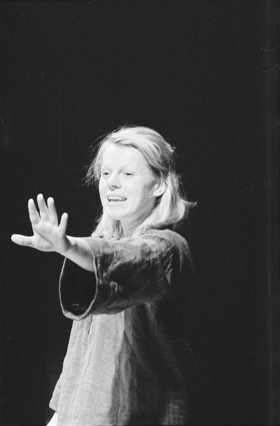 Jana (J. Anouilh: Skřivánek, Divadlo na Vinohradech, 1968), foto: Vilém Sochůrek. Institut umění – Divadelní ústav, databáze Divadelní fotografie.