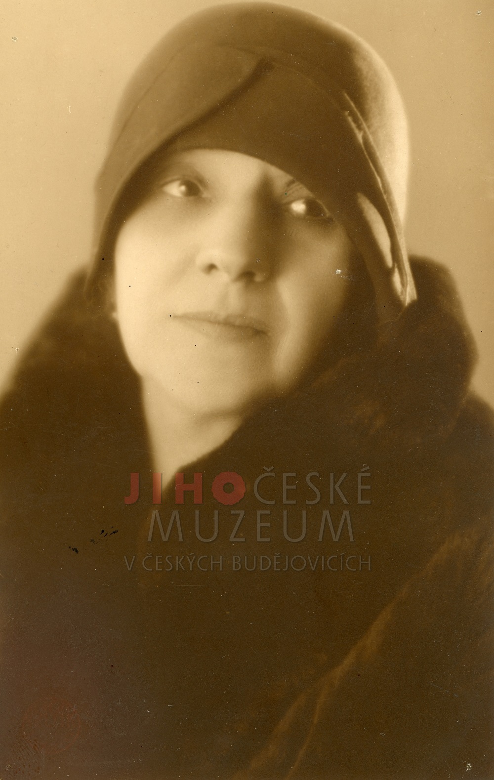 Marie Svobodová na civilní fotografii, 1921. Fotograf neuveden. Hudební a divadelní archiv Jihočeského muzea v Českých Budějovicích.