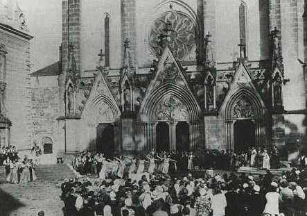 Skupinový výjev z představení Každý před katedrálou sv. Václava v Olomouci, 1932. Soukromý archiv Jiřího Stýskala.