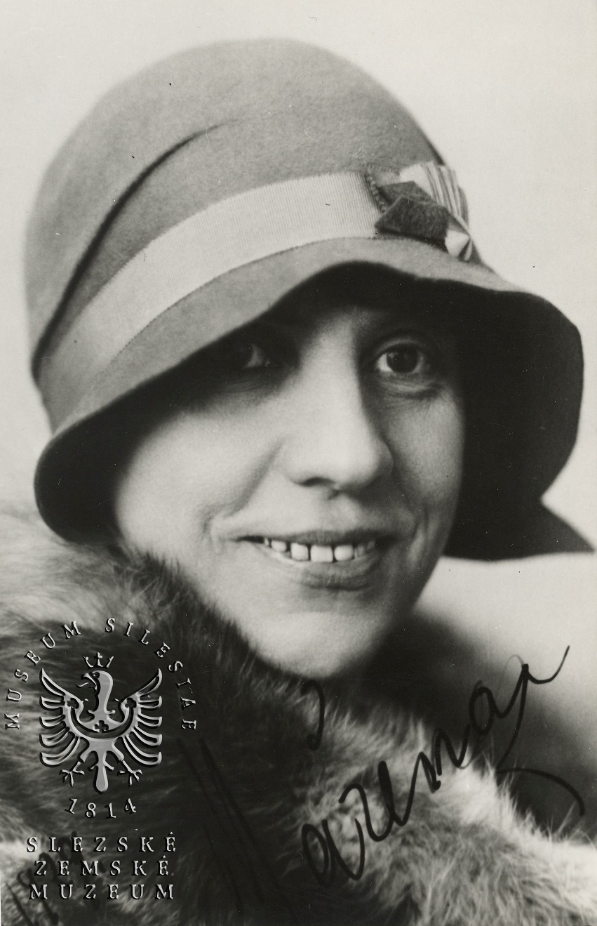 Marie Rýdlová na civilní fotografii, 1929, fotograf neuveden. Sbírka Slezského zemského muzea, sign. JI 442/23.