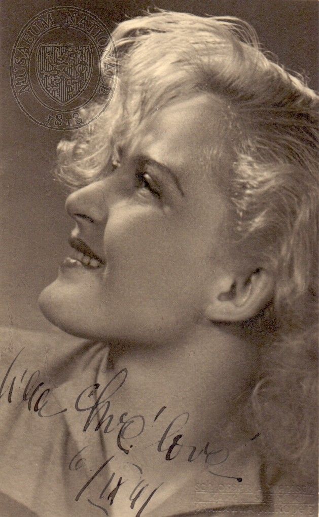 Ludmila Chvalová na civilní fotografii, 1941, foto: firma Schlosser a Wenisch. Sbírka Národního muzea, Divadelní oddělení, H6p-4816/50, sign. 52 F 337.