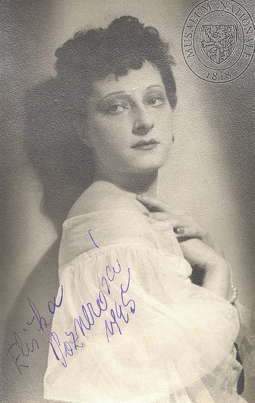 Eliška Poznerová na civilní fotografii, 1945, foto: Josef Heinrich. Sbírka Národního muzea, Divadelní oddělení, sign. 52 F 135.