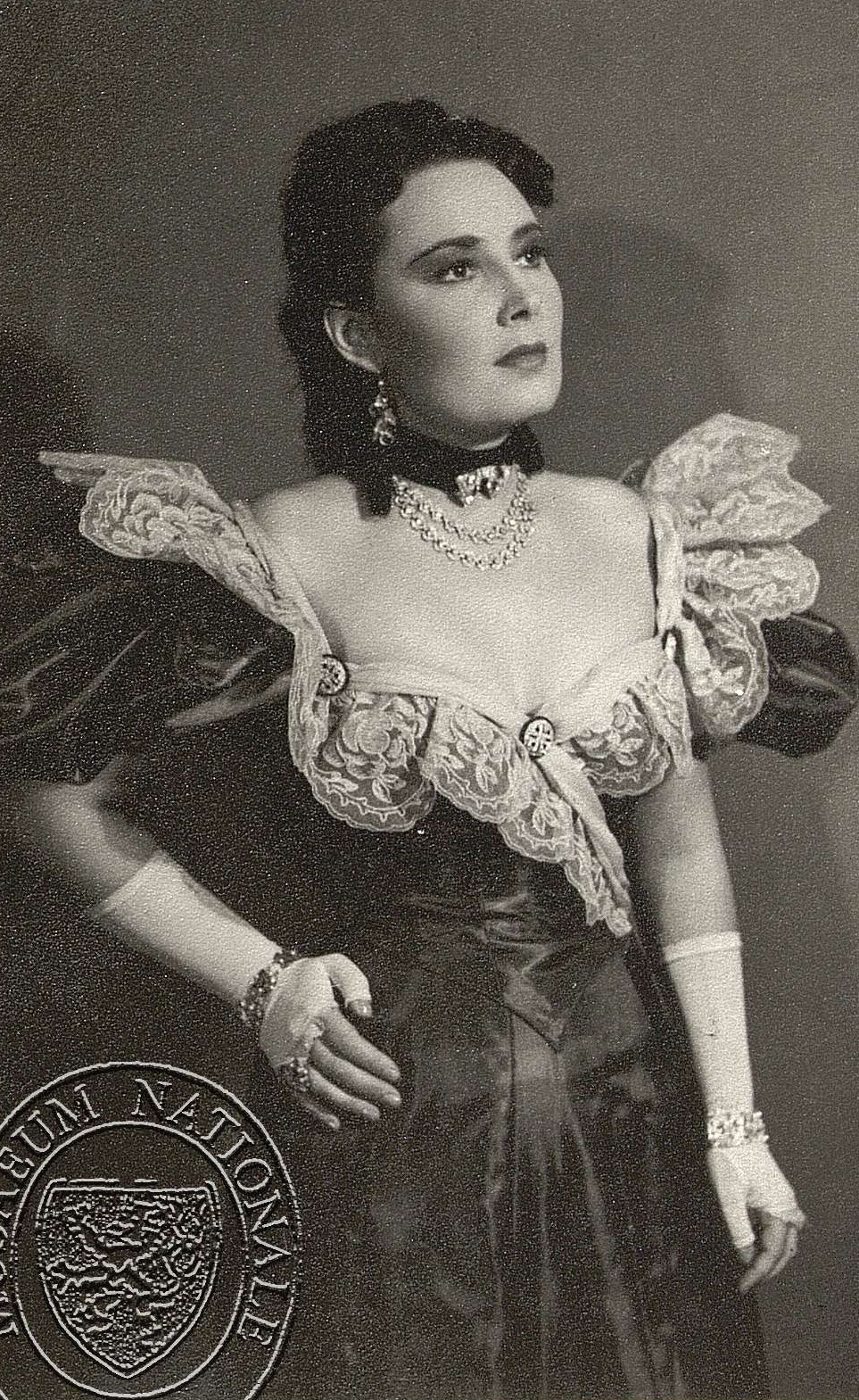 Lída Baarová jako Magda (H. Sudermann: Domov, Národní divadlo, 1941), fotograf Heinrich. Sbírka Národního muzea, Divadelní oddělení, 52 F 451.