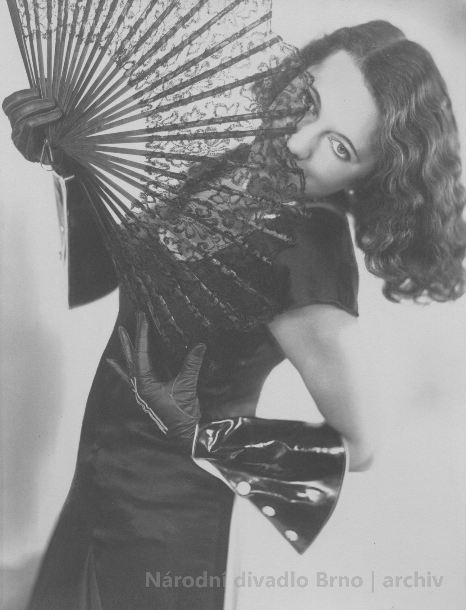 Popis fotografie: Marie Waltrová na ateliérové fotografii (1932), fotograf neznámý. Archiv NdB.