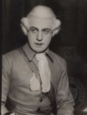 Eduard Kohout jako Milon (D. I. Fonvizin: Mazánek, Národní divadlo, 1924), fotograf neuveden. Sbírka Národního muzea, Divadelní oddělení, H6E-968, sign. II F 1164.