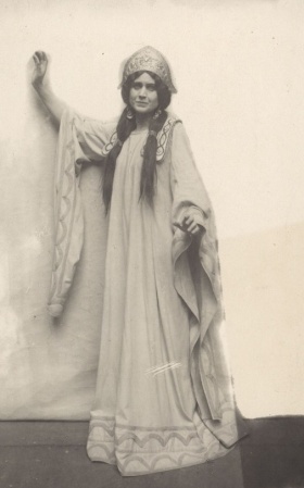 Leopolda Dostalová jako Hermiona (W. Shakespeare: Zimní pohádka, Národní divadlo, 1916), fotograf neuveden. Sbírka Národního muzea, Divadelní oddělení, sign. II F 821.