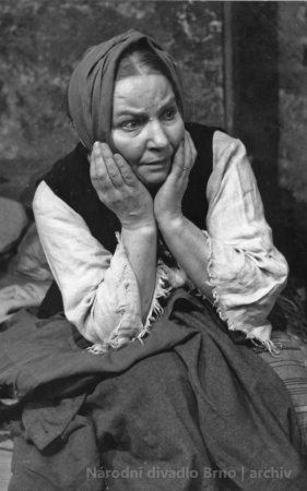 Jarmila Kurandová jako Rozka (M. Pucová: Svět bez nenávisti, Zemské národní divadlo v Brně, 1946), fotograf neuveden. Archiv NdB.