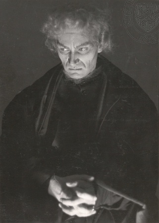 Ladislav Boháč jako Faust (J. W. Goethe: Faust, Národní divadlo, 1939), foto Javůrková. Sbírka Národního muzea, Divadelní oddělení, H6p-4575/50, sign. 55 F 226.