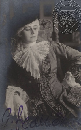 Anna Sedláčková jako Mladá kněžna (A. Jirásek: Lucerna, Národní divadlo, 1916), fotograf neuveden. Sbírka Národního muzea, Divadelní oddělení, 66 F 14.