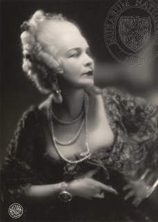 Míla Pačová jako Marie Antoinetta (Joža Götzová: Marie Antoinetta, Národní divadlo, 1935), foto: Jaroslav Balzar. Sbírka Národního muzea, Divadelní oddělení, H6p-40/59.