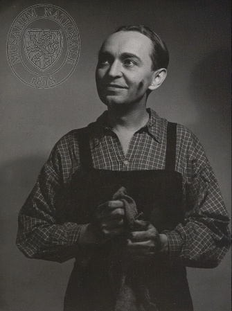 Josef Gruss jako Lojzík (F. Langer: Jiskra v popelu, Národní divadlo, 1948), foto: Josef Heinrich. Sbírka Národního muzea, Divadelní oddělení, sign. 55 F 432.