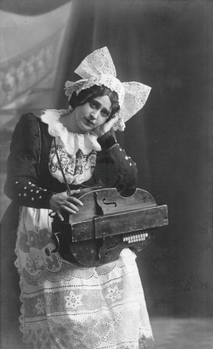 Dorotka (J. K. Tyl: Strakonický dudák, Národní divadlo, 1902), foto: K. Koller. Sbírka Národního muzea, Divadelní oddělení, H6E-609