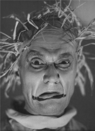Stanislav Neumann jako Parazit (K. a J. Čapkovi: Ze života hmyzu, Národní divadlo 1946), foto Illek a Paul. Archiv Národního divadla.