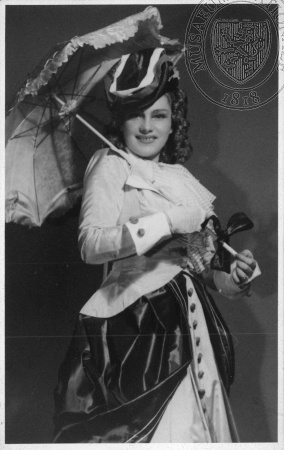 Jiřina Šejbalová jako Mína (G. E. Lessing: Mína z Barnhelmu, Národní divadlo, 1940), fotograf neuveden. Sbírka Národního muzea, Divadelní oddělení, H6p-2/82.