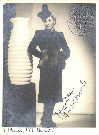 Jarmila Švabíková na civilní fotografii, 1940, fotograf neuveden. Sbírka Národního muzea, Divadelní oddělení, sign. III F 627.