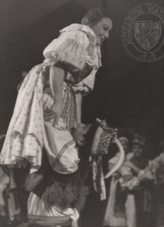 Jiřina Štěpničková jako Maryša (A. a V. Mrštíkové: Maryša, Národní divadlo, 1933, s O. Rubíkem jako Franckem), foto Centropress, Praha. Sbírka Národního muzea, Divadelní oddělení, sign. 40 F 113.