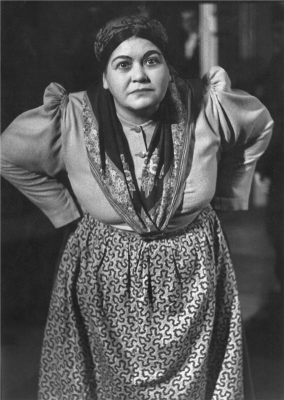 Antonie Nedošinská jako Klásková (A. Jirásek: Lucerna, Národní divadlo, 1935), fotograf neuveden. Archiv ND, složka A. N.