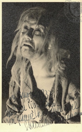 Stanislav Neumann jako Mengo (Lope de Vega: Vzbouření na vsi, Národní divadlo, 1935), foto Press photo service, Praha. Sbírka Národního muzea, Divadelní oddělení, H6E-249246, sign. II F 3779.