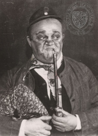 Saša Rašilov jako Matěj Šumbal (L. Stroupežnický: Naši furianti, Národní divadlo, 1925), fotograf neuveden. Sbírka Národního muzea, Divadelní oddělení, H6E-1039, sign. II F 1235.