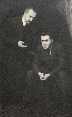 Eduard Kohout jako Zdeněk Junek a František Smolík jako Václav Junek (V. Werner: Lidé na kře, Stavovské divadlo, 1936), foto Illek a Paul. Sbírka Národního muzea, Divadelní oddělení, H6p-4781/50, sign. 52 F 302.