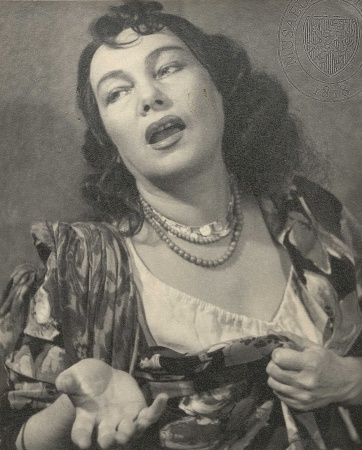 Jiřina Šejbalová jako Cikánka (K. Čapek: Loupežník, Národní divadlo, 1954), fotograf neuveden. Sbírka Národního muzea, Divadelní oddělení, H6p-2/82.