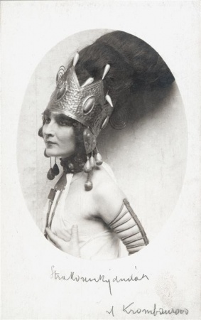 Jarmila Kronbauerová jako Zulika (J. K. Tyl: Strakonický dudák, Národní divadlo 1913), fotograf neuveden. Archiv Národního divadla.