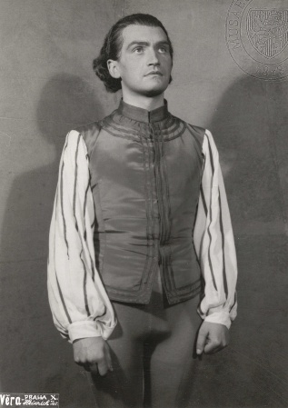 Ladislav Boháč jako Romeo (W. Shakespeare: Romeo a Julie, Národní divadlo, 1938), fotograf J. Heinrich. Sbírka Národního muzea, Divadelní oddělení, H6p-4572/50, sign. 55 F 223.
