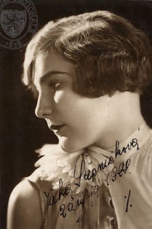 Jiřina Štěpničková na civilní fotografii, 1928, fotograf neuveden. Sbírka Národního muzea, Divadelní oddělení, H6E-249271, sign. II F 3800.
