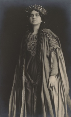 Leopolda Dostalová jako Lady Macbethová (W. Shakespeare: Macbeth, Národní divadlo, 1916), fotograf neuveden. Sbírka Národního muzea, Divadelní oddělení, sign. II F 811.