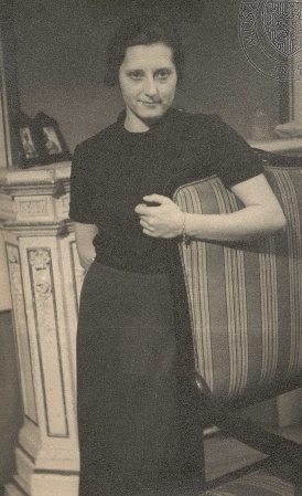 Ella Poznerová jako Hanča (V. Werner: Lidé na kře, Stavovské divadlo, 1936), foto Illek a Paul. Sbírka Národního muzea, Divadelní oddělení, H6p-5008/50, sign. 52 F 391.