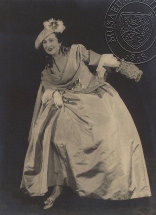 Meda Valentová jako Barbara Campanini (Barberina) (R. Presber – L. W. Stein: Tanečnice Barberina, Městské komorní divadlo, 1933), fotograf neuveden. Sbírka Národního muzea, Divadelní oddělení, 39 F 63.