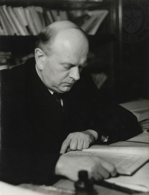František Götz na civilní fotografii, 1944, fotograf neuveden. Sbírka Národního muzea, Divadelní oddělení, H6E-258672.