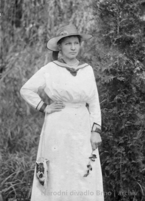 Jarmila Kurandová na civilním snímku, 1916, fotograf neuveden. Archiv NdB.