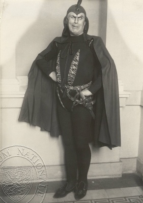 Václav Vydra jako Mefisto (J. W. Goethe: Faust, Národní divadlo, 1928). Fotograf neuveden. Sbírka Národního muzea, Divadelní oddělení: přír. č. 29/75.