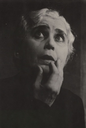 Leopolda Dostalová jako Matka (K. Čapek: Matka, Stavovské divadlo, 1938), fotograf neuveden. Sbírka Národního muzea, Divadelní oddělení, sign. II F 827.
