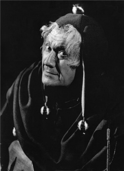 Neumann jako Šašek (W. Shakespeare: Král Lear, Národní divadlo 1958), fotograf J. Svoboda. Archiv Národního divadla.