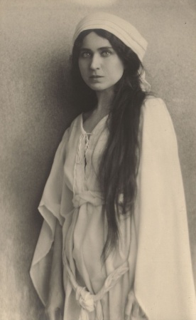 Leopolda Dostalová jako Lady Macbethová (W. Shakespeare: Macbeth, Národní divadlo, 1916), fotograf neuveden. Sbírka Národního muzea, Divadelní oddělení, sign. II F 812.