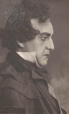Karel Třešňák jako Edmond Kean (A. Dumas: Kean, slavný herec anglický, Uranie, 1925), foto: Gustav Hanzlík. Sbírka Národního muzea, Divadelní oddělení, H6p-15/76.