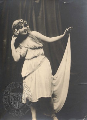 Míla Pačová jako Ariel (William Shakespeare: Bouře, Divadlo na Vinohradech, 1920), fotograf neuveden. Sbírka Národního muzea, Divadelní oddělení, H6p-40/59.