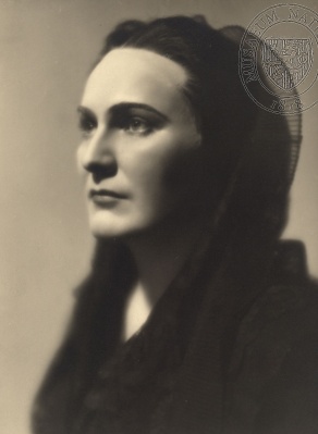 Jiřina Štěpničková jako Božena Němcová (F. Tetauer: Život není sen, Městské divadlo na Královských Vinohradech, 1940), foto ateliér Ströminger, Praha. Sbírka Národního muzea, Divadelní oddělení, sign. 45 F 131.