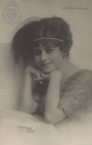 Anna Sedláčková jako Líza (G. B. Shaw: Pygmalion, Národní divadlo, 1913), fotograf neuveden. Sbírka Národního muzea, Divadelní oddělení, II F 888.