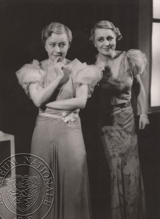 Růžena Šlemrová jako Grace Soames a Meda Valentová jako Marilyn Dobbs (A. MacKellington – W. Morryl: Dáma na titulní stránce, Městské komorní divadlo, 1933), fotograf neuveden. Sbírka Národního muzea, Divadelní oddělení, 40 F 97.