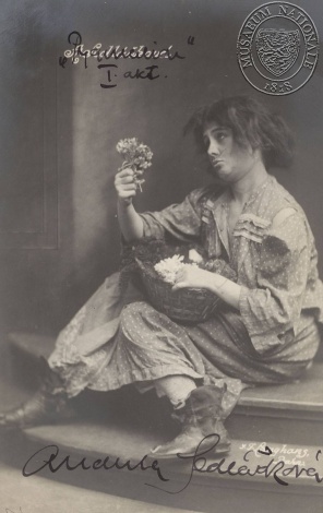 Anna Sedláčková jako Líza (G. B. Shaw: Pygmalion, Národní divadlo, 1913), fotograf neuveden. Sbírka Národního muzea, Divadelní oddělení, 65 F 56.