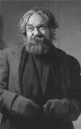 Stanislav Neumann jako Kazanok (N. F. Pogodin: Kremelský orloj, Národní divadlo 1946), fotograf J. Heinrich. Archiv Národního divadla.