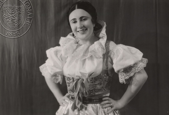 Meda Valentová jako Blažena (W. Shakespeare: Mnoho povyku pro nic, Městské komorní divadlo, 1934), fotograf neuveden. Sbírka Národního muzea, Divadelní oddělení, 39 F 61.