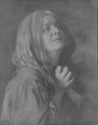 Sestra Beatrix – Svatá Panna (M. Maeterlinck: Sestra Beatrix, Švandovo divadlo, 1913), foto: F. Drtikol. Sbírka Národního muzea, Divadelní oddělení, H6p-47/2011, sign. 54 F 35