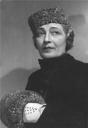 Jarmila Kronbauerová jako Zabělinová (N. F. Pogodin: Kremelský orloj, Národní divadlo 1946), fotograf J. Heinrich. Archiv Národního divadla.