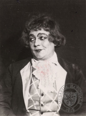 Saša Rašilov jako Tony Lumpkin (O. Goldsmith: Pokořila se, aby zvítězila, Národní divadlo, 1925), fotograf neuveden. Sbírka Národního muzea, Divadelní oddělení, H6E-1078, sign. II F 1283.