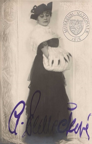 Anna Sedláčková jako Klotilda (H. Becque: Pařížanka, Národní divadlo, 1914), fotograf neuveden. Sbírka Národního muzea, Divadelní oddělení, 65 F 10.