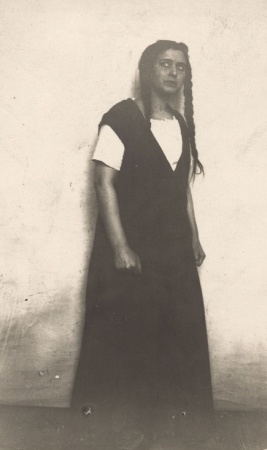 Leopolda Dostalová jako Mara (P. Claudel: Zvěstování, Národní divadlo, 1914), fotograf neuveden. Sbírka Národního muzea, Divadelní oddělení, sign. II F 822.